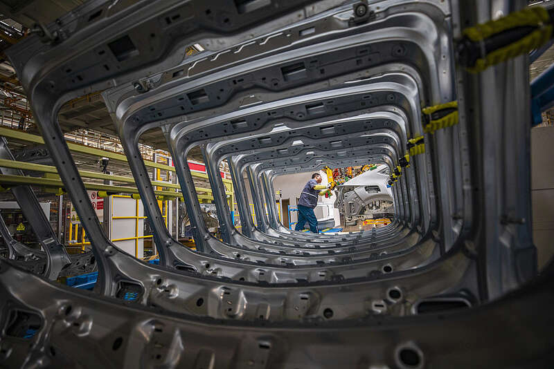 合肥，在大众智能电动汽车工厂内，工人们正在工作