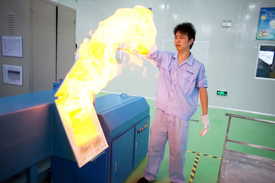 火焰炉子里蹿出后，工人向后靠了靠