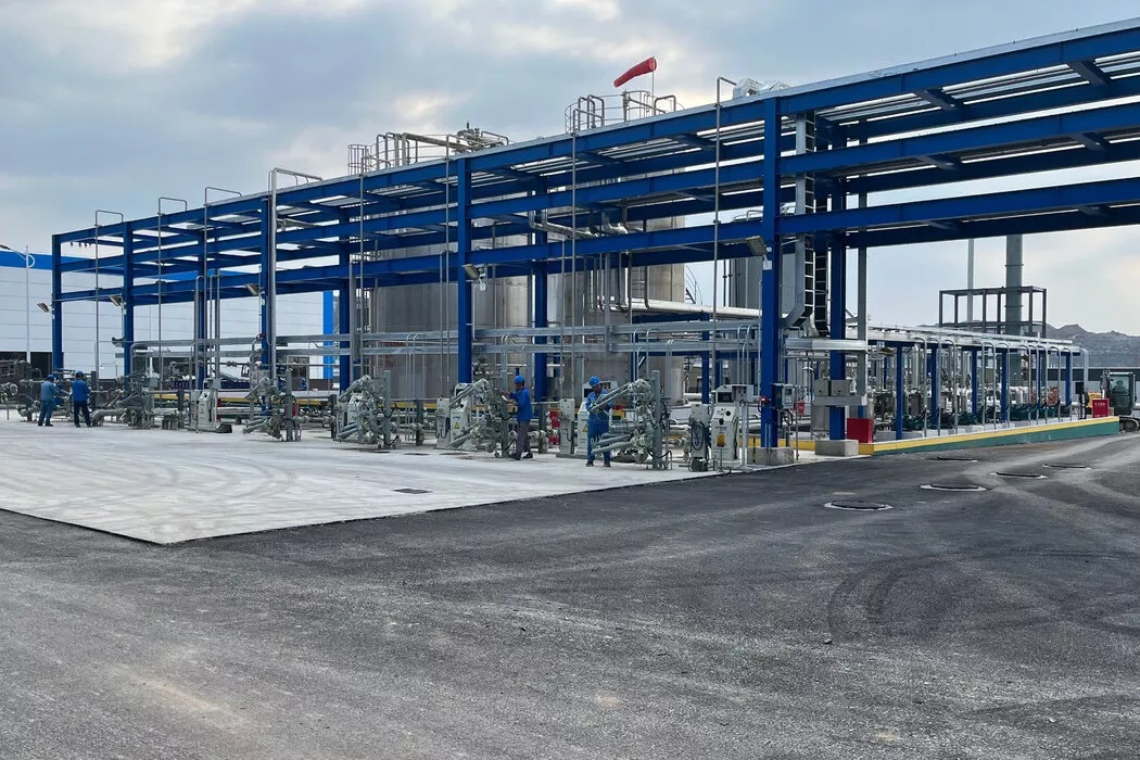 中国淄博一家新工厂的工人，这里生产用于汽油动力汽车污染控制设备的稀土催化剂 ...