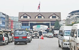 位于泰国湄索的泰缅陆路边检口岸车流密集 位于泰国湄索的泰缅陆路边检口岸车流密集