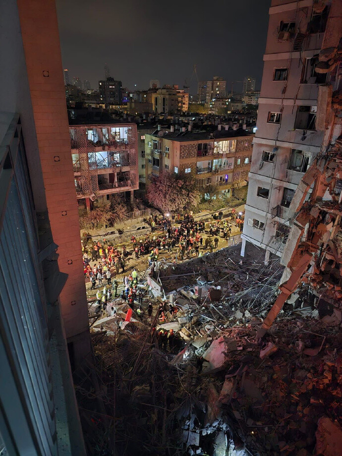 以色列巴特亚姆的居民住宅因伊朗导弹袭击而受损